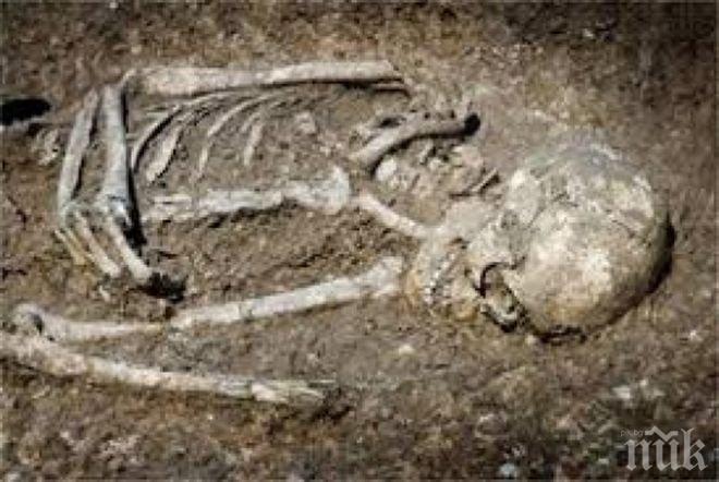ЗЛОВЕЩО! Мъж откри скелет на 30 години в двора на къщата си  