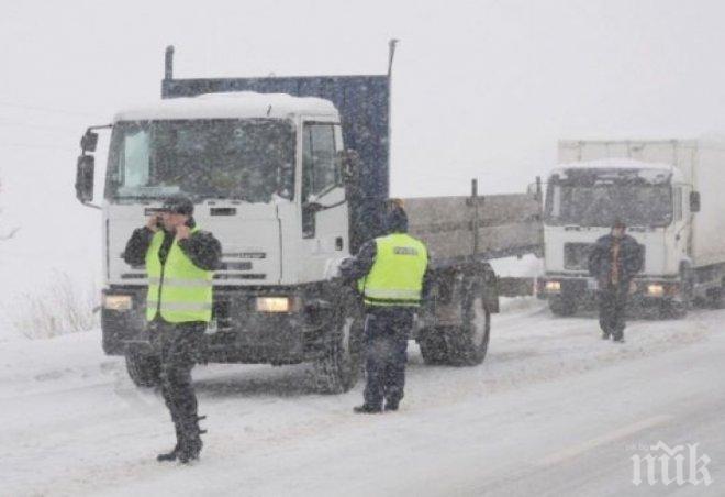 Зимата се върна на прохода Шипка! 3 см снежна покривка покри пътя