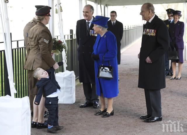 Елизабет II изкара акъла на 2-годишно дете (ВИДЕО)