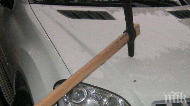 МЪСТ! Мъж потроши с кирка реното на млада дама и го избута, за да затапи кръстовище