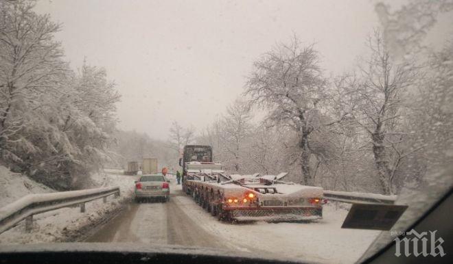 Сняг блокира Ришки проход (СНИМКИ)