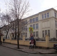 Родители чакат на опашки за записване на първолаци