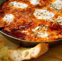 Яйца с доматен сос
