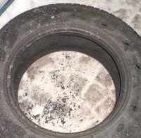 Френски пенсионер пукнал 2200 гуми на неправилно паркирали коли