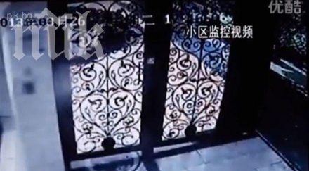 земята отвори погълна пешеходец китай видео