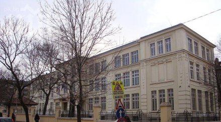 родители чакат опашки записване първолаци