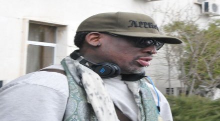 баскетболната легенда денис родман кацна софия тениска