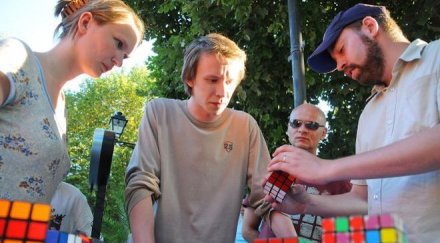 невероятно младеж реди кубчета рубик докато жонглира тях видео