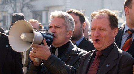 марин райков волен държи говори мен мегафон