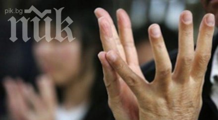 секта подтиква ученици режат ръцете палят