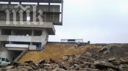 локомотив продава парчета трибуна бесика