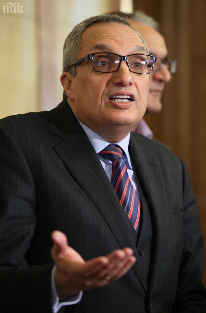 Жадният за власт Костов пак иска да командва 
