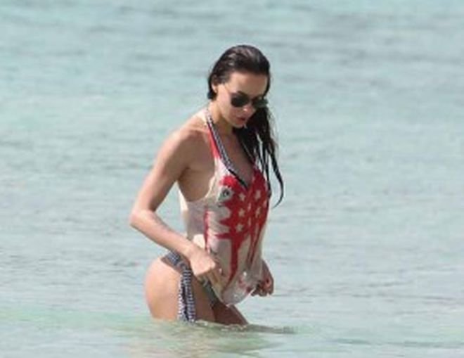 Бивша на Бориело показа прелести на плажа в Барбадос (Снимки)