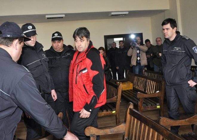 Пуснаха срещу 5 бона ченгето, застреляло ром