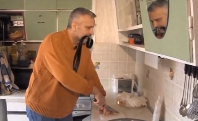 Бургаски бизнесмен си клъцна кутрето в знак на протест