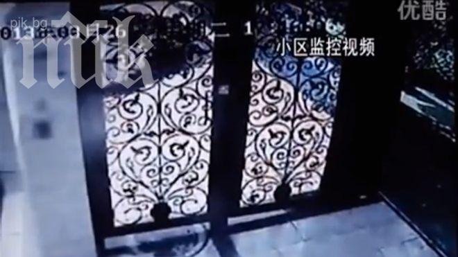 Земята се отвори и погълна пешеходец в Китай (видео)