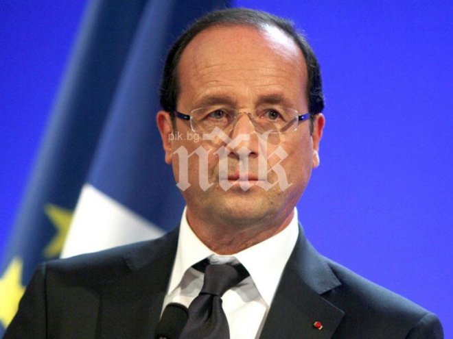 Франсоа Оланд се бори за политическо оцеляване чрез интервюта