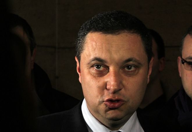 Яне занесе доноси на премиера за двама от министрите му