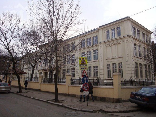 Родители чакат на опашки за записване на първолаци