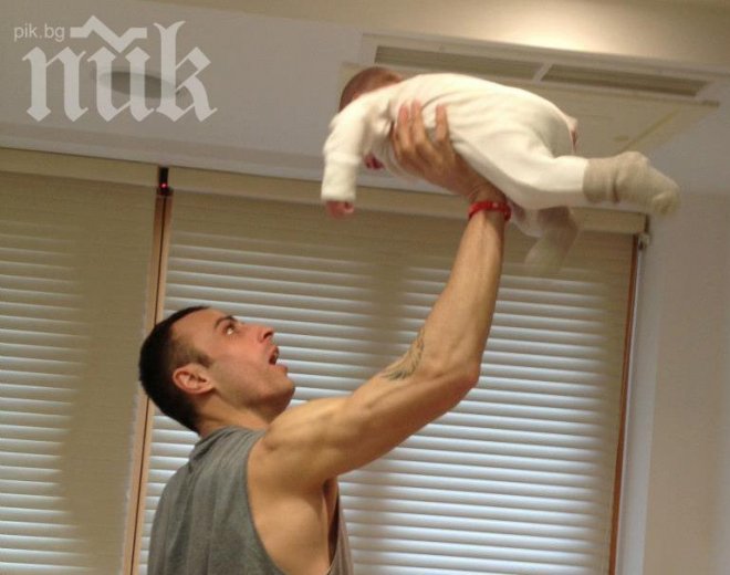 Бербатов полетя с бебето Елиа