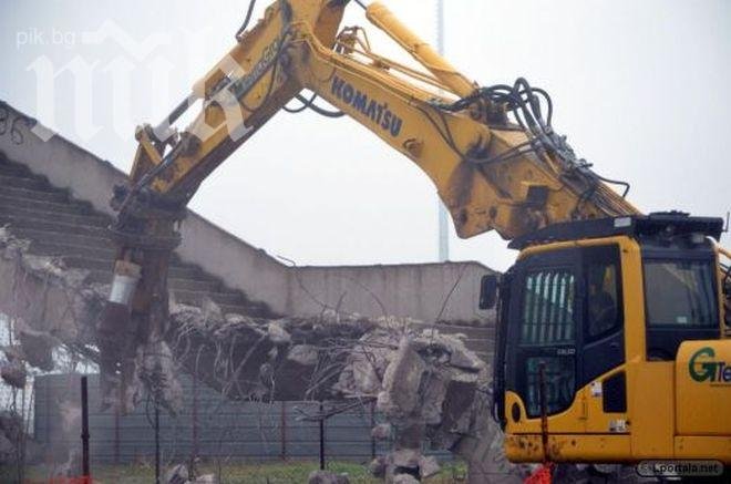 Багери събориха трибуна Бесика на Лаута
