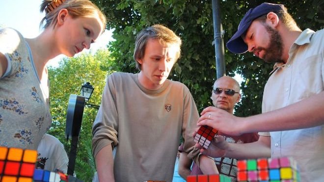 Невероятно! Младеж реди кубчета на Рубик, докато жонглира с тях (видео)