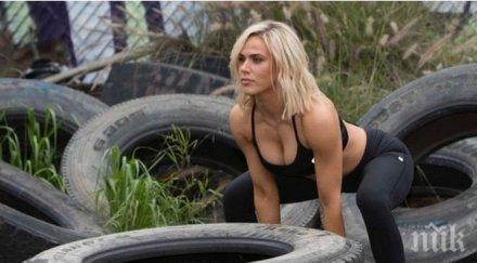 жената кечиста русев пръска сексапил мускули