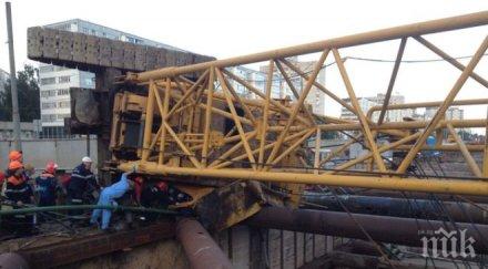 работник загина смазан кран строежа солунското метро