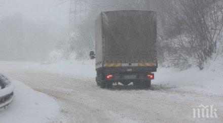 проходът шипка превърна ледена пързалка десетки коли закъсаха прохода