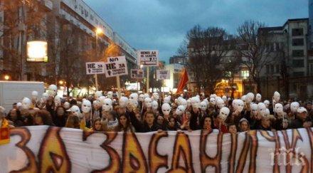 хиляди македонци скандират протест маските паднаха
