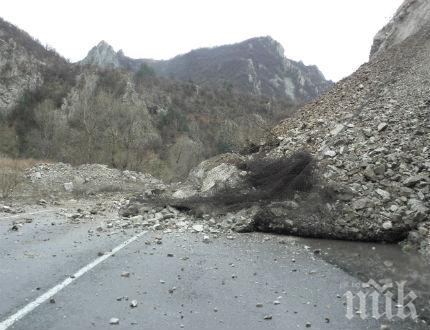 Срутване на камъни затапи пътя за Чепеларе
