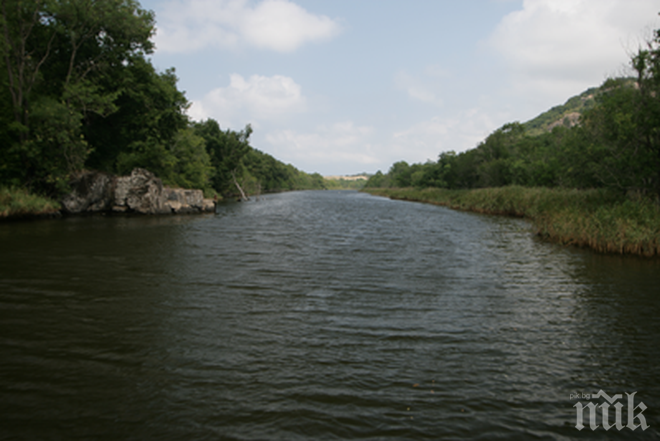 Река Ропотамо затвори пътя между  Веселие – Ясна поляна