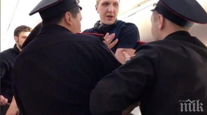 Скандал в Русия! Свалиха с полиция 215-сантиметров национал от самолет 