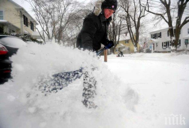 Снежна буря връхлетя Щатите, властите зоват хората да останат по домовете си