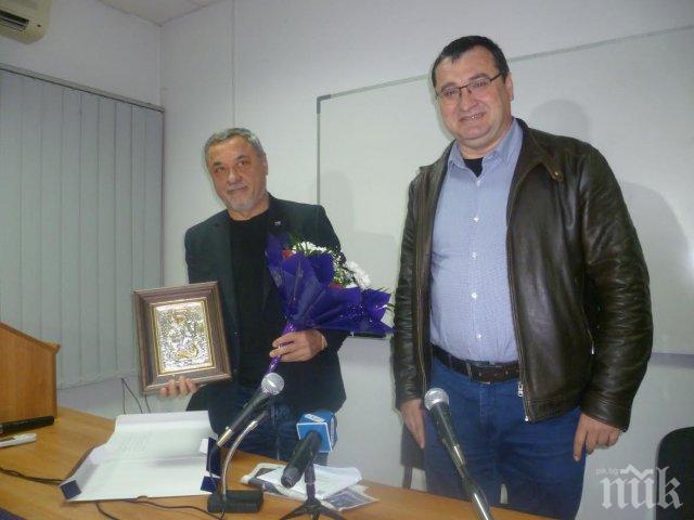 Изненадаха Валери Симеонов за рождения му ден в Пловдив! Патриотът получи икона на Свети Георги и букет