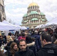 Хиляди се стекоха на фермерския пазар в София