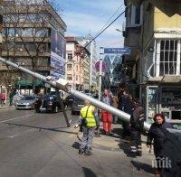 ПЪРВО В ПИК TV! Погром в центъра на София - стълб на тролейбусите за малко не уби столичани, срути се върху кола на ул. 