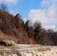 Опасност от свлачище във Варна, ограничиха движението по Крайбрежната алея