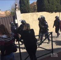 Има арестуван и трети човек за стрелбата в гимназията във Франция  