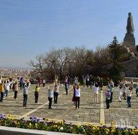 Последователите на Дънов се разтанцуваха в Пловдив (СНИМКА)