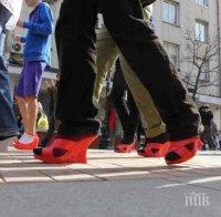 мъже обуват дамски обувки високи токове солидарност насилието жени