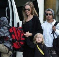 СКАНДАЛ! Документите за осиновяването на едно от децата на Анджелина Джоли били подправени?