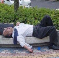 ПРИКЛЮЧЕНИЕ! Пиян китаец вкара две живи риби в ануса си (ВИДЕО 18+)