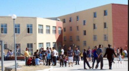 двойна ограда опасва бежанците пъстрогор