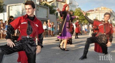 екзотика континента видят бургазлии международния фолклорен фестивал