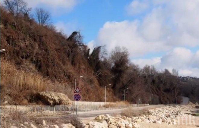 ИЗВЪНРЕДНО: Частично бедствено положение във Варна заради активизирало се свлачище