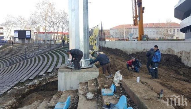 След ходене по мъките: Започна издигането на стълбове за осветление на стадиона в Русе, феновете на Дунав на протест