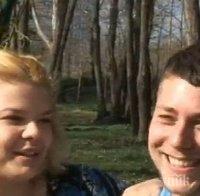 Влюбен зарадва любимата си с годежен пръстен на церемонията й за бакалавър Влюбен зарадва любимата си с годежен пръстен на церемонията й за бакалавър