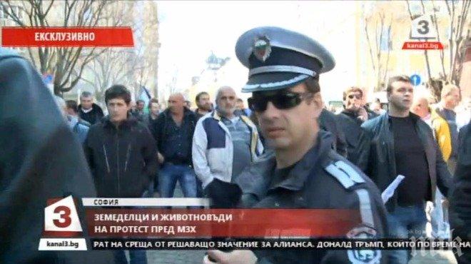 Напрежение пред Министерството на земеделието! Протестиращи искат главата на Бозуков, едва се размина без бой