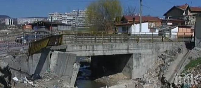 Опасен мост стряска хората във Варна